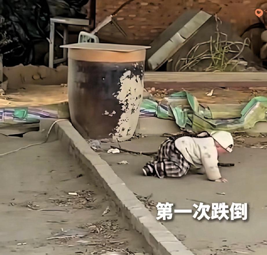 太治愈了！
人民日报都点赞的14个月萌娃，学跨台阶摔了3次都不哭，第四次稳稳站定