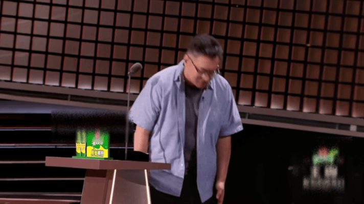 梁源在节目里公开向白小白道歉，还鞠躬了。他自己坦白，之前一直带着偏见疯狂吐槽、全