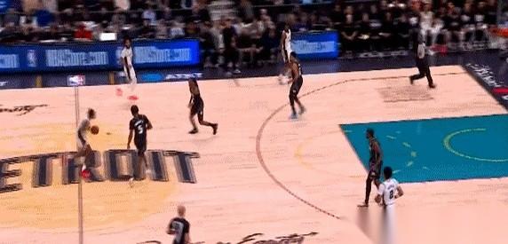 以后别再跟我提什么三步上篮了。
文班亚马这球，我来回看了不下五遍，人都看傻了。