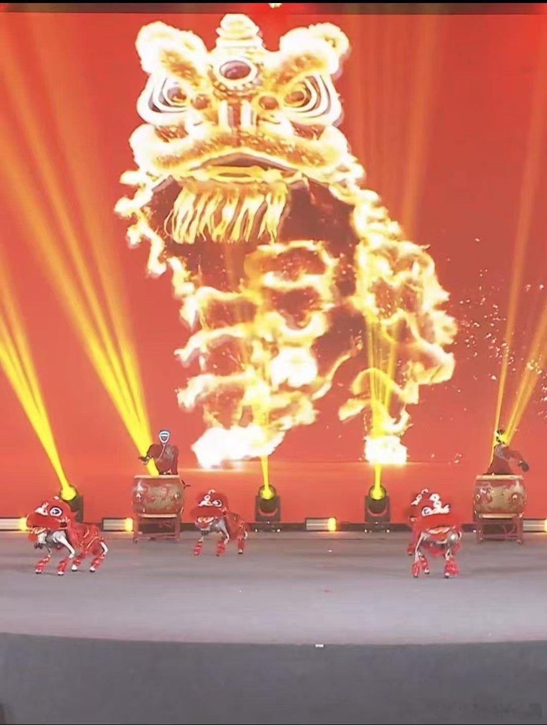 机器人千手观音演出机械美学巅峰 冰冷金属邂逅东方经典千手观音，光泽流转间尽是中式