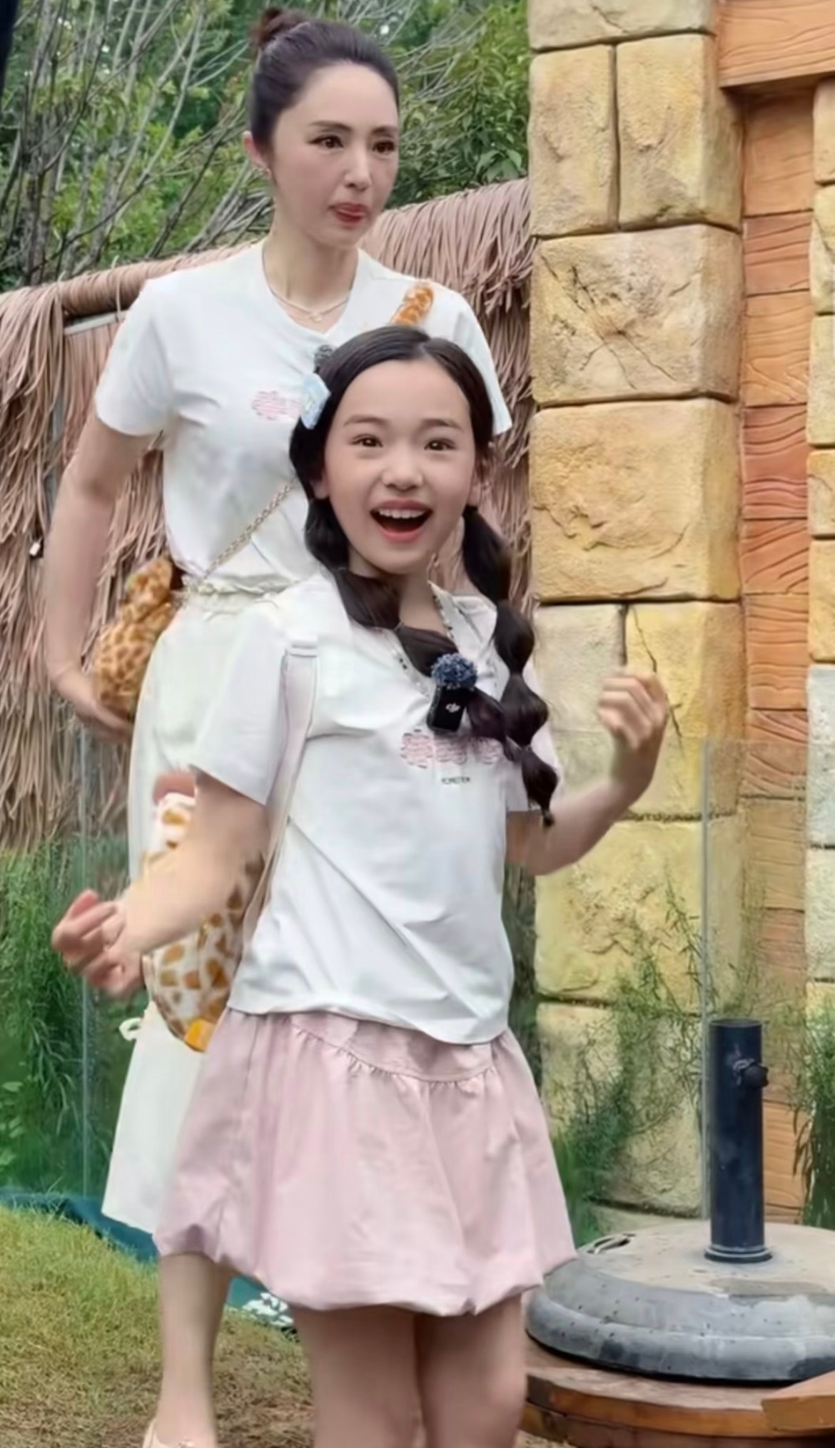 董璇说有两个孩子不可能一碗水端平小酒窝真的是一个很懂事的小女孩了，如果有两个孩子