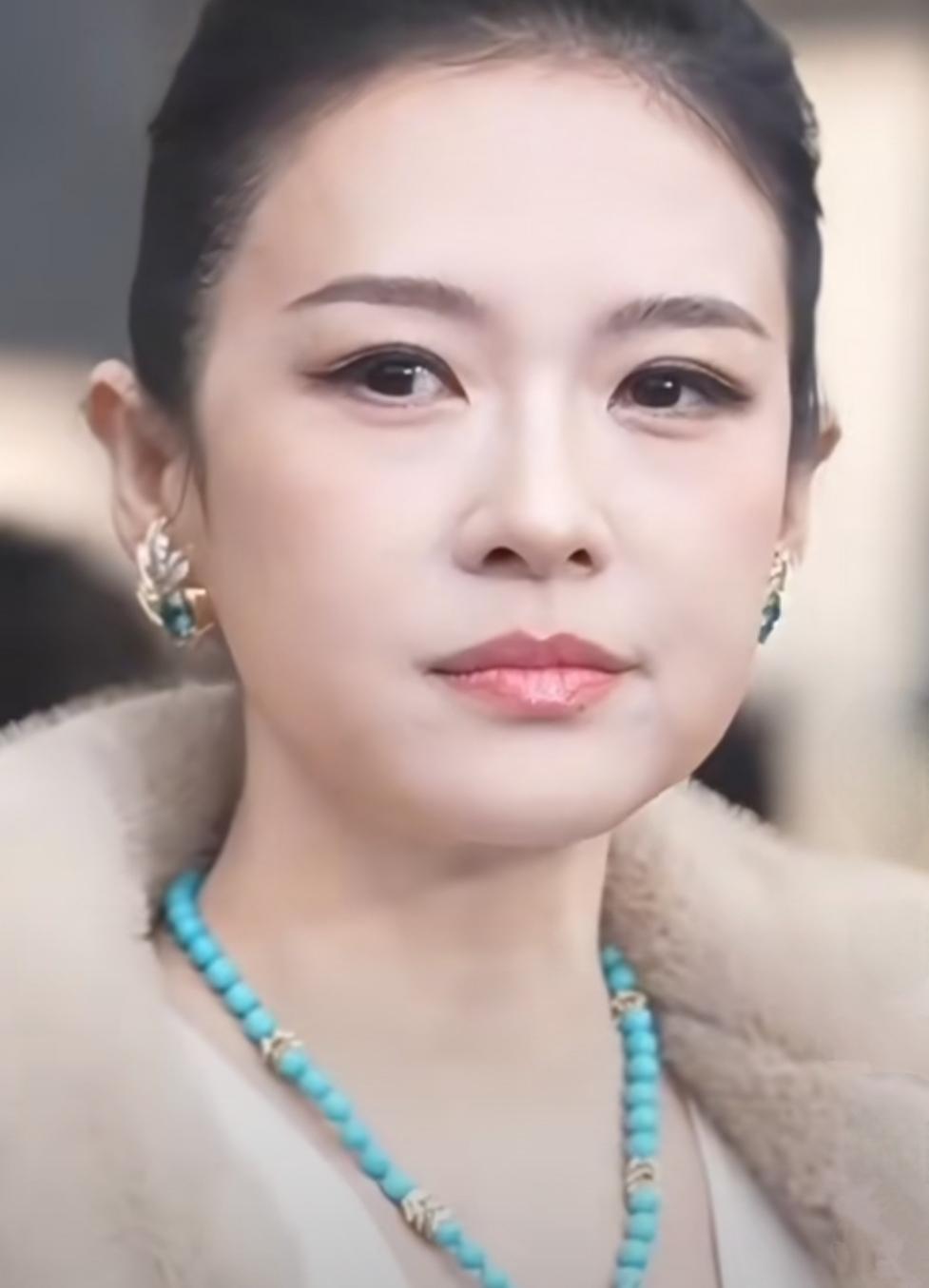 这样的章子怡喜欢吗？

近日，出席北京某品牌活动时，章子怡展现出的状态，令人印象