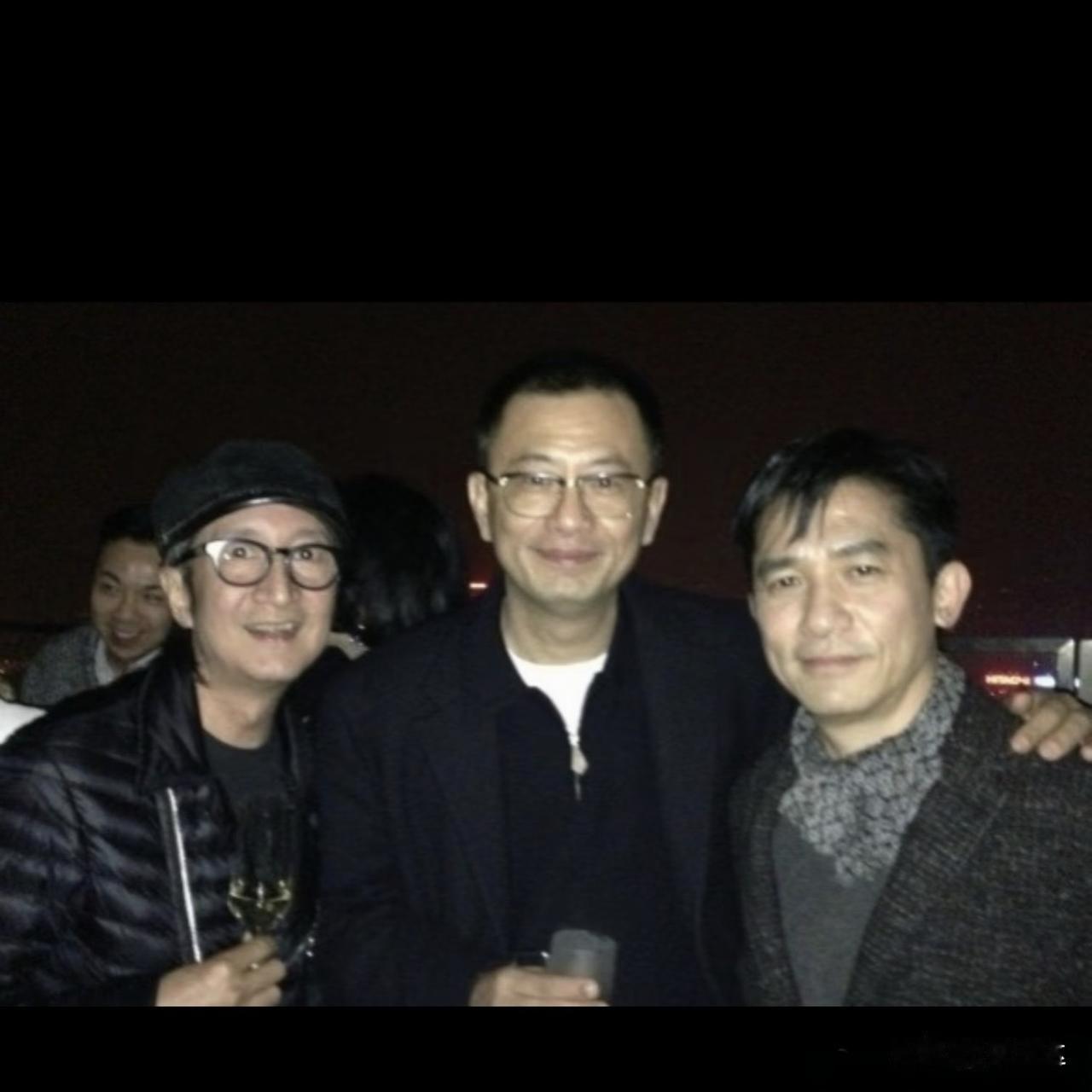 王家卫戴墨镜这个操作，绝了！

这招真得好好学学，


这样蛐蛐别人，
谁都看不