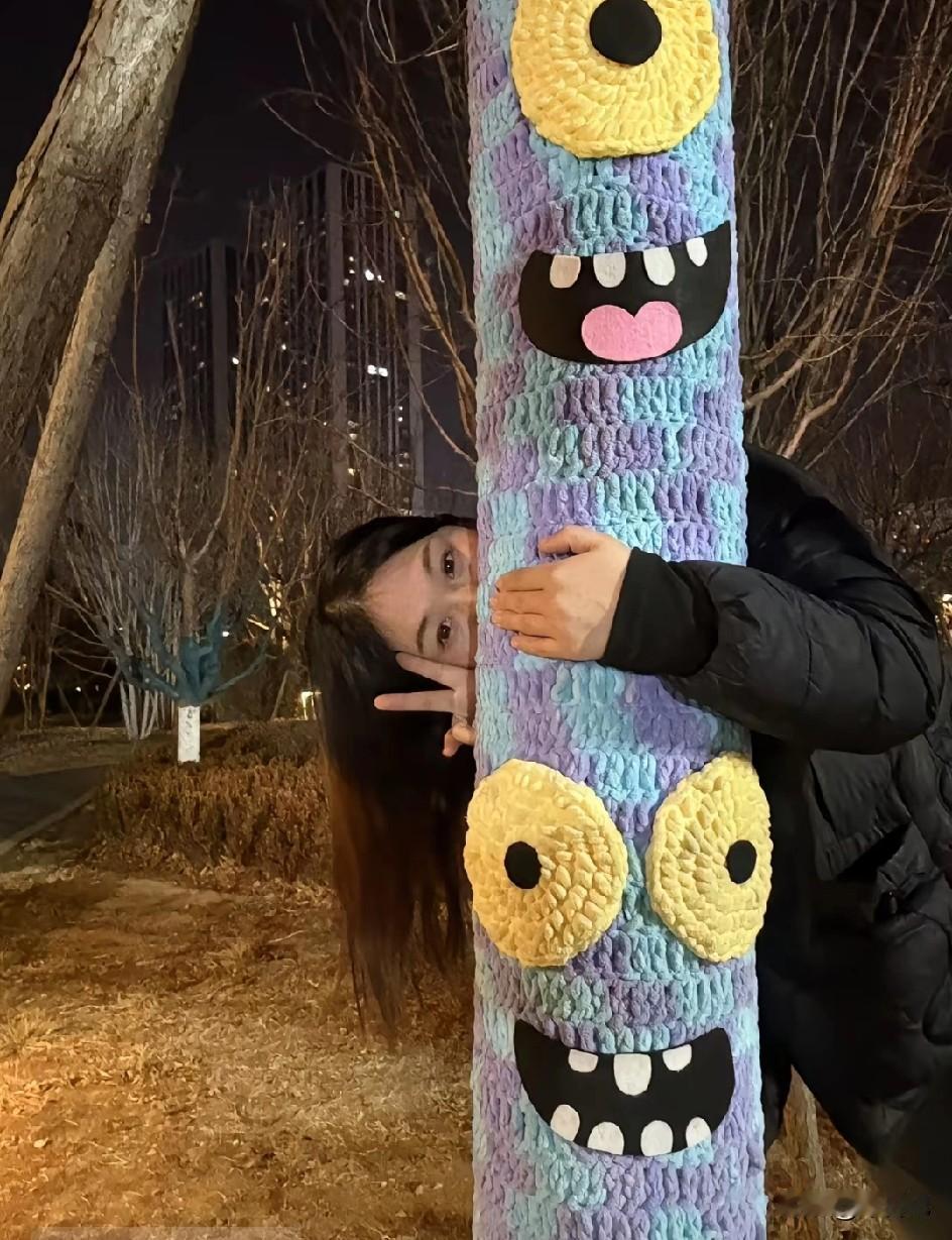 给树穿毛衣，引起热议，
有人说美化环境，好。
有人说不如给环卫工人，给孤寡老人。