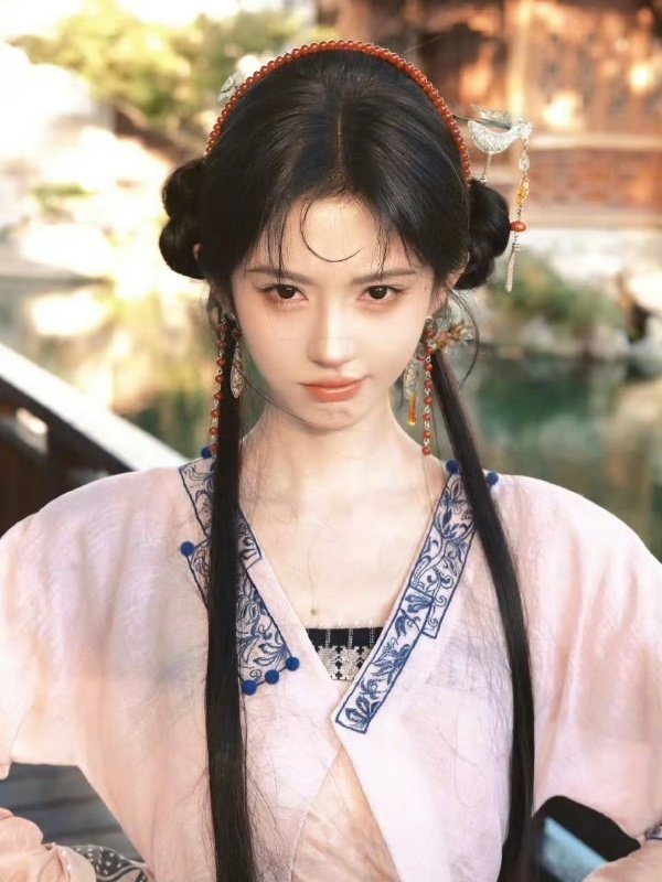 鞠婧祎录来战团综路透来战团综 小鞠又扎起了阿黛同款双马尾，团综路透里整个人状态好