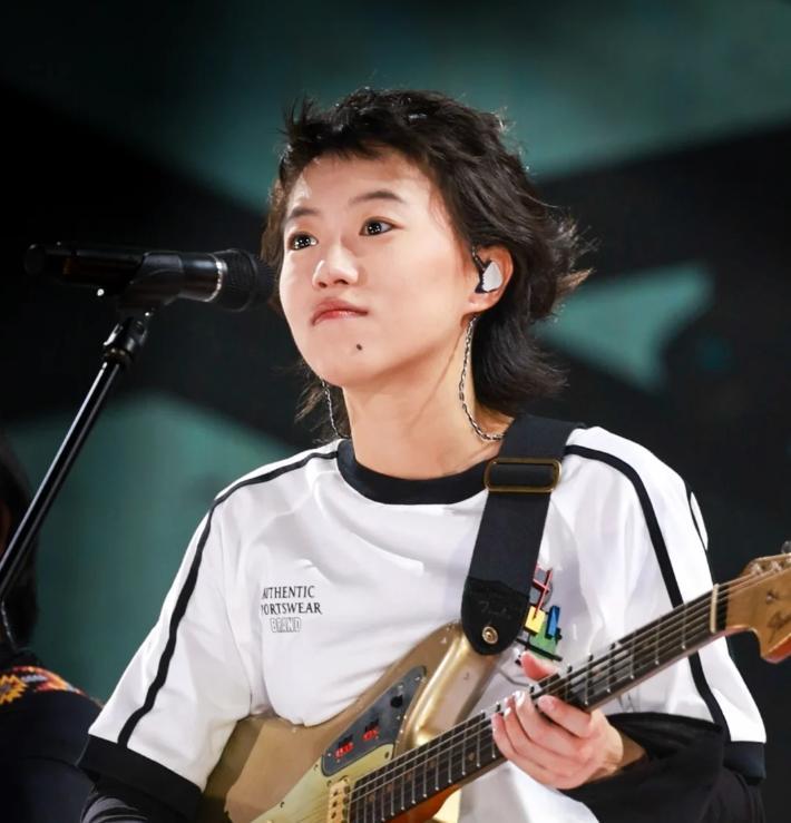 一张同框照，全网直接炸锅！57 岁王菲只是去听女儿唱个歌，怎么就成了 "导火索"