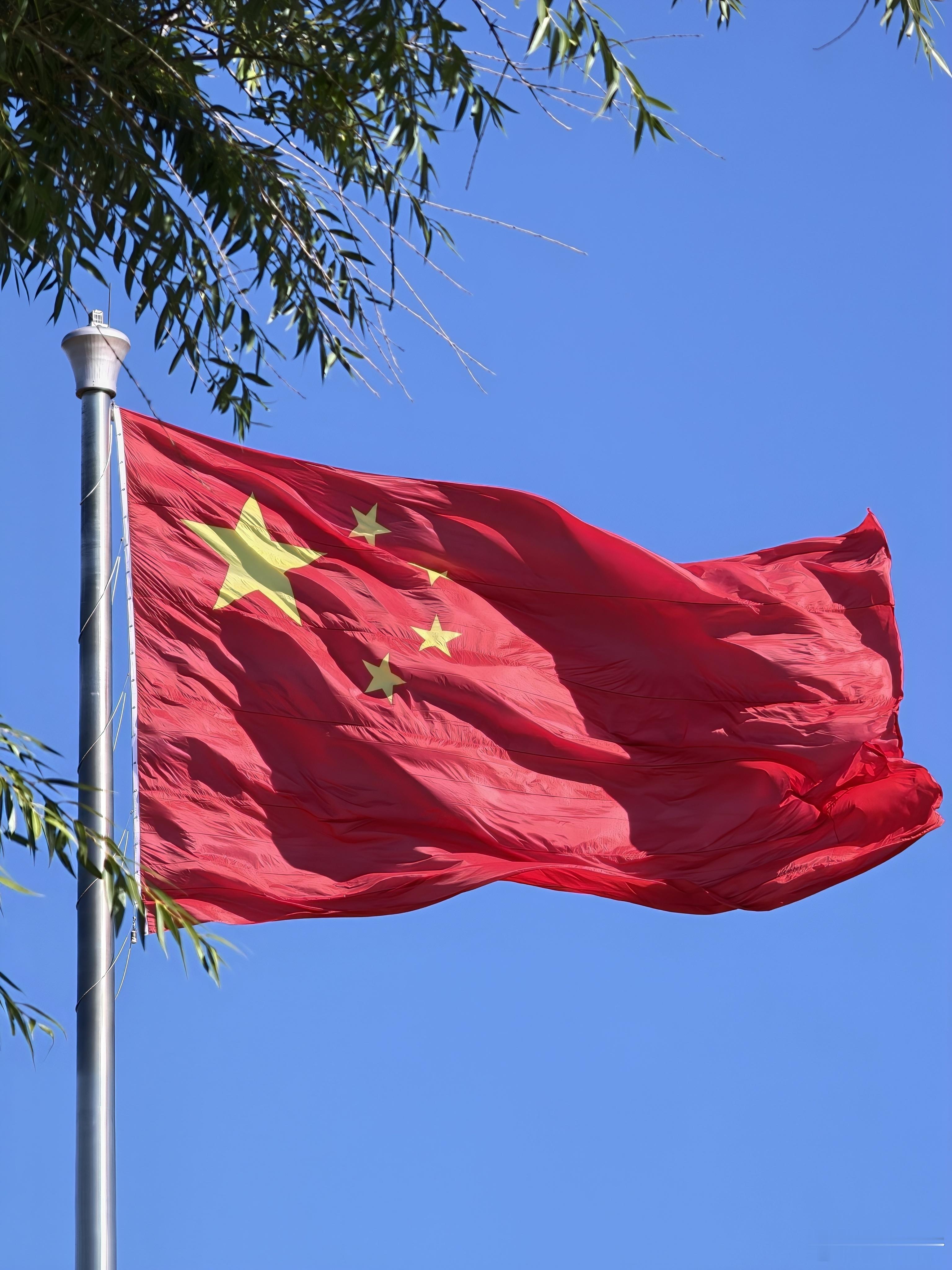 国庆来黑河还是值得去打卡一下中国升降国旗中最大的国旗（长15m，宽10m）对面就
