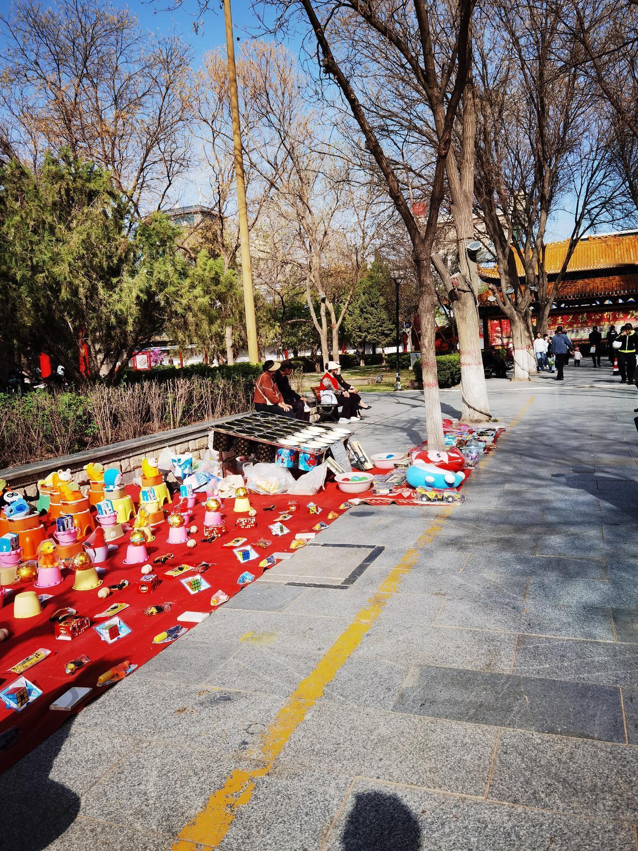 在公园看到男女搂抱你会立刻离开吗？
在公园看到男女搂抱，这虽是非常尴尬的事，但我