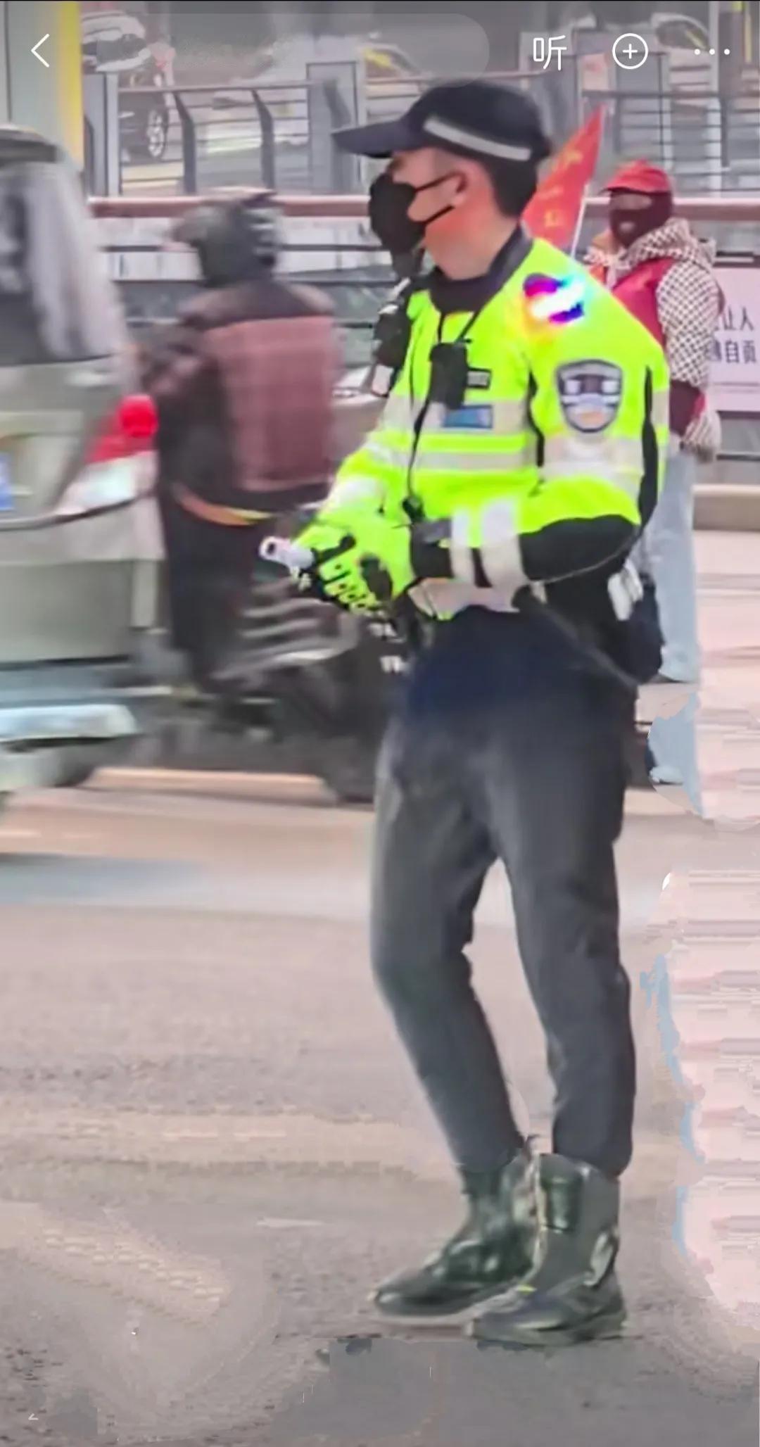 帅交警陈俊真的不适合这身冬装警服，穿上这厚重的冬装，显得整个人身材又粗又矮，大长