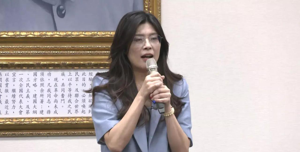 解放军绕台演训，把台岛政坛的分歧彻底晾在了台面上。
 
12月29日，解放军东部