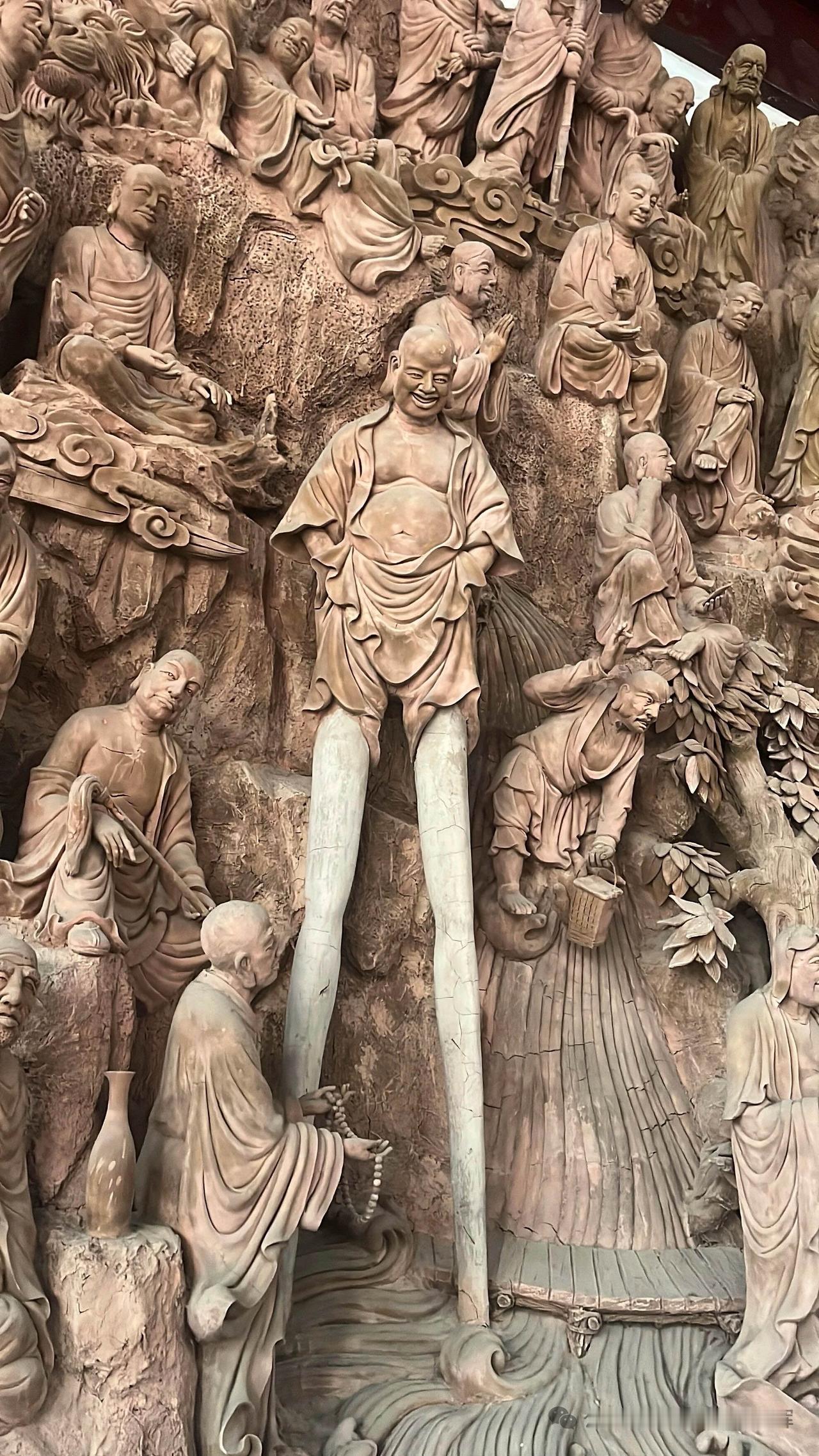 有个拿手机的罗汉据说是掌管抖音的神