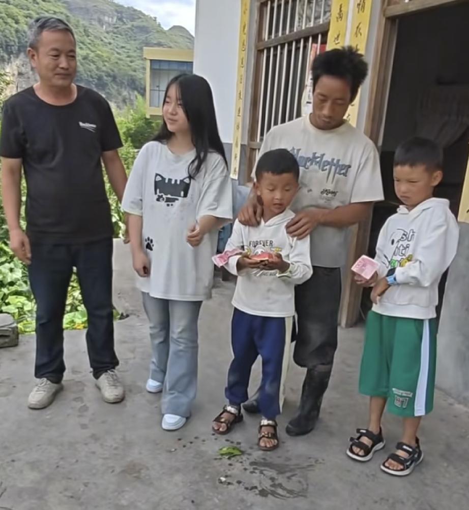 杨玉敏虽然去了另一个世界
但是爱心人士的捐助依在继续
今天陆陆续续有博主去杨玉敏