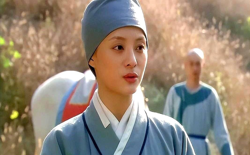 刚生下胧月没几天，甄嬛死活要出宫，连亲生闺女都丢下不管。

四大爷以为她只是在争