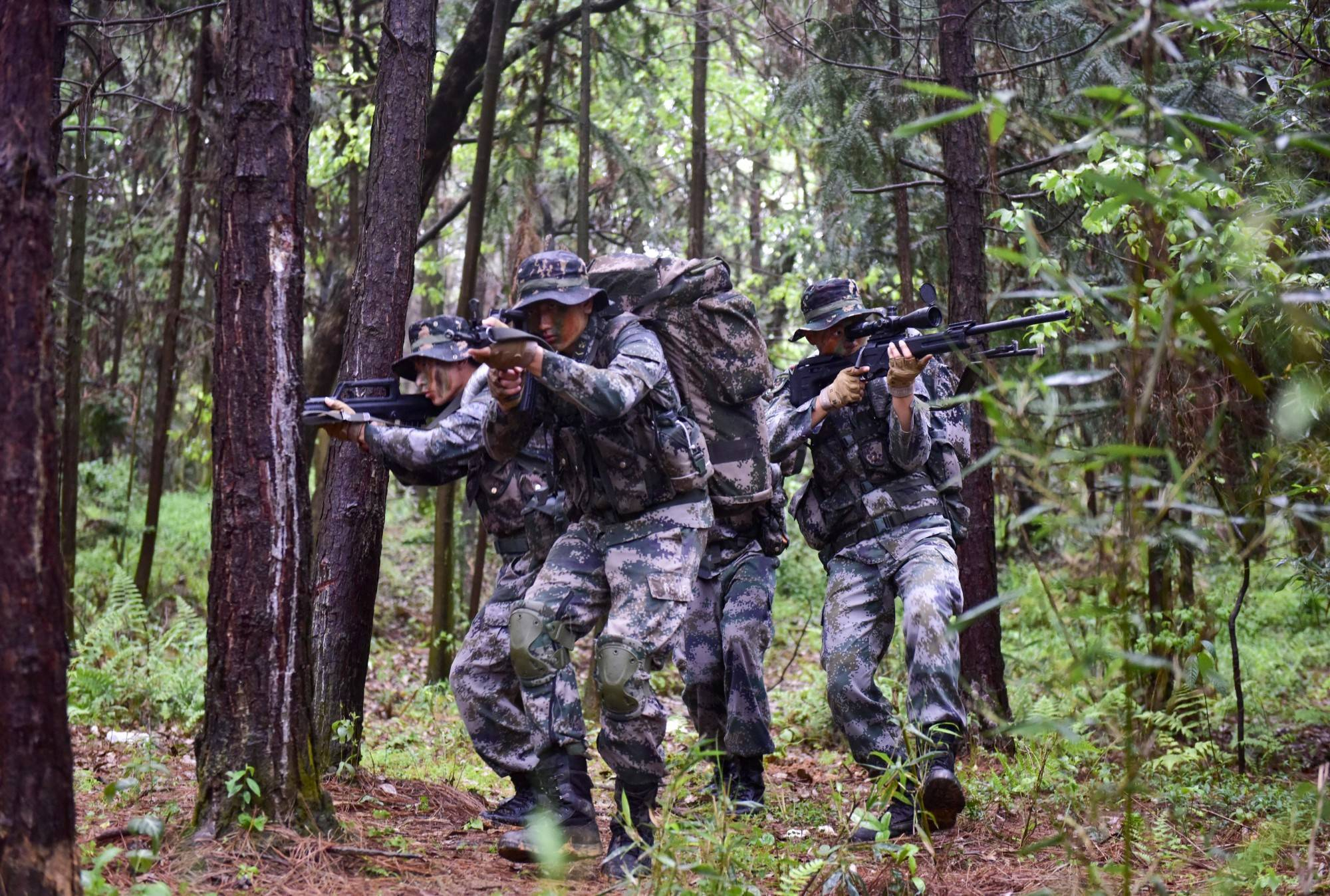 好吧，那么如果你是马杜罗，穿越到那天凌晨，你聘请了一支解放军退役士兵组成的雇佣兵