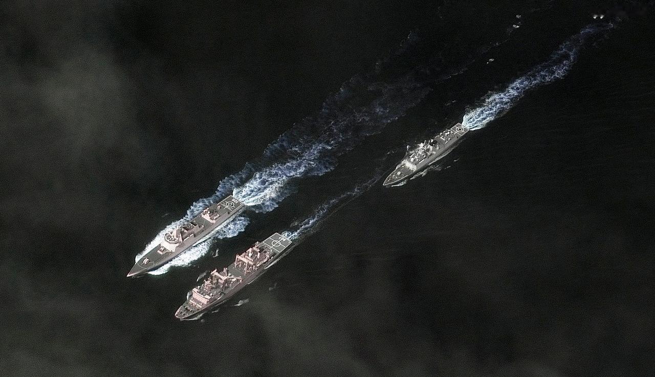 美国地理空间情报公司 Vantor 用高分辨率商业卫星捕捉到的，在菲律宾海活动的