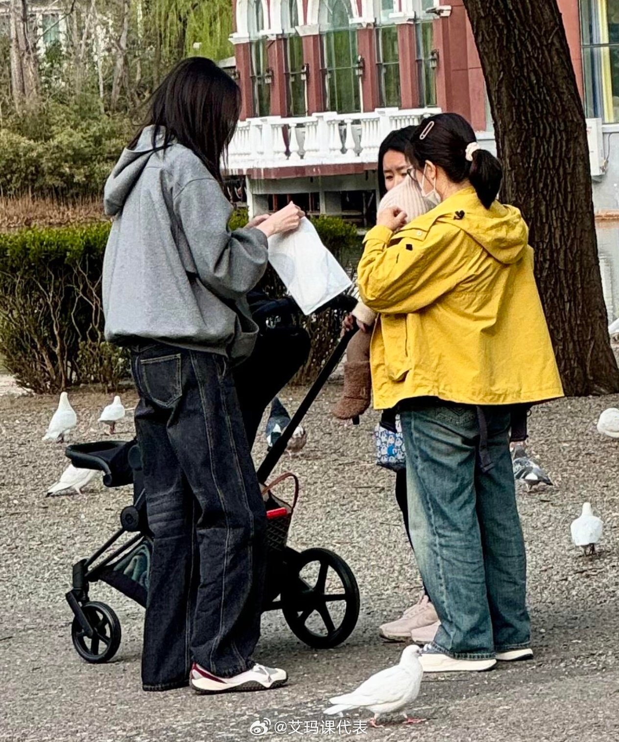 何穗带儿子逛公园陈伟霆何穗儿子近照 何穗带儿子逛公园，宝宝被赞皮肤很白，好可爱 