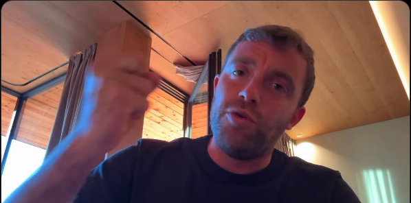 罗马诺谈及葡萄牙体育力推哲凯赖什加盟曼联一事哲凯赖什的经纪人前两天的一次采访说葡