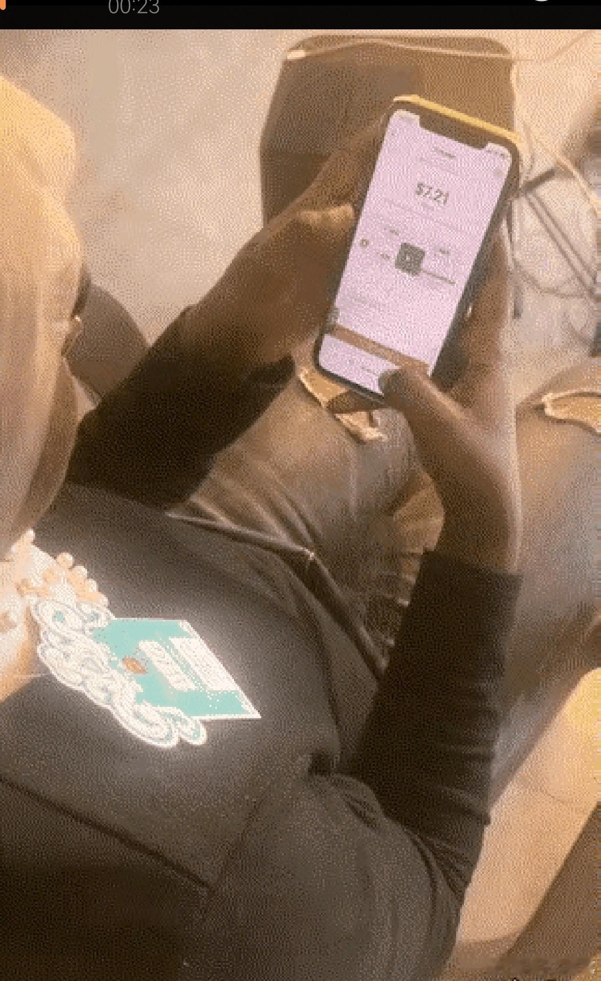 看来全世界对爱豆的充值不分肤色啊。一个在塞内加尔的中国老板无意中看到当地女员工在