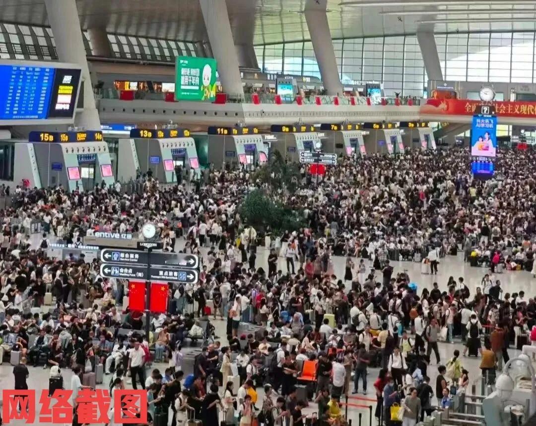 国庆假期来临出城大军已堵路。

在浙江多条高速排队，机场还是火车站均是人头攒动，