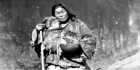 1949年，一个要饭的妇女死乞白赖地来县委要见齐寿良，齐寿良一出现，她立刻扯开棉