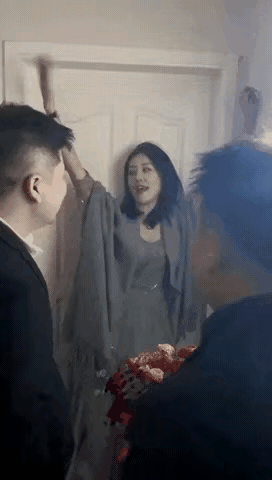 嗯，伴郎团不行啊，这样被美女伴娘看扁的，应该直接过去把她抱走。