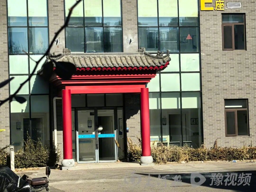 【李亚鹏称4月公布嫣然医院最终选址】3月20日，李亚鹏在个人直播中，对外公布了嫣