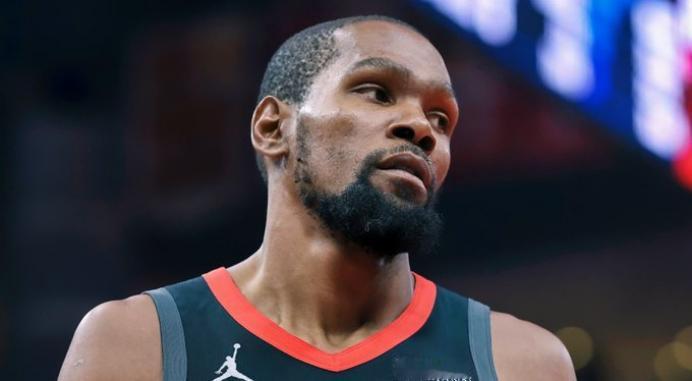 杜兰特缺阵致火箭攻坚乏力，移动受限成核心隐患
 
4 月 19 日季后赛首轮 G