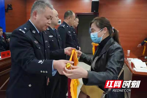 今天，桂阳公安向“单招”受害人返还被骗钱款275800元