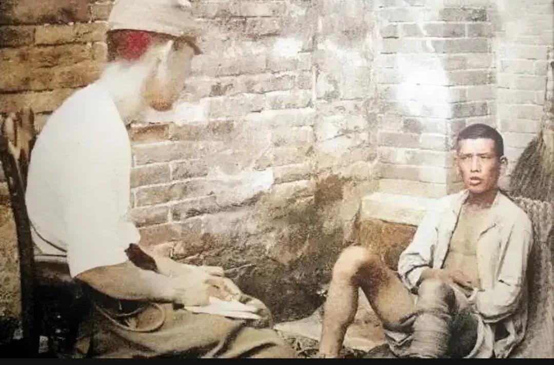 1940年，华北战场，一名被俘的国军士兵，虽然他看上去衣着狼狈，上衣敞开，只剩一