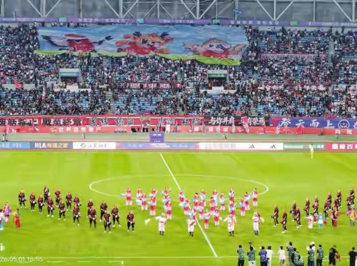 海阳大秧歌点燃苏超赛场5月30日晚，2026赛季“苏超”联赛盐城队主场对阵扬州队