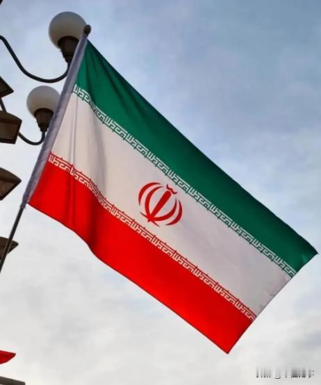 伊朗已经紧急退出“金砖军演”，军舰将返回中东地区。老美很可能，就是在观望伊朗12