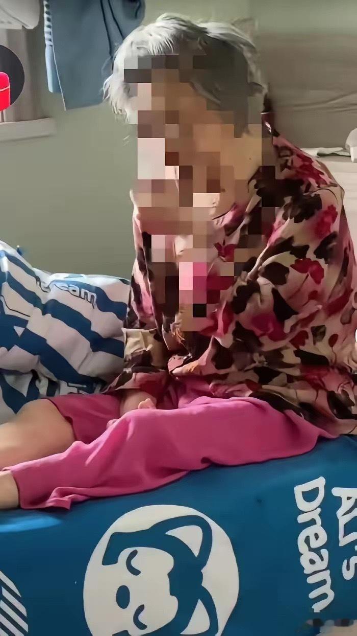 为了伺候一个失智的老娘，58岁的妹妹累到脑梗去世，60岁的哥哥把婚离了，家也散了