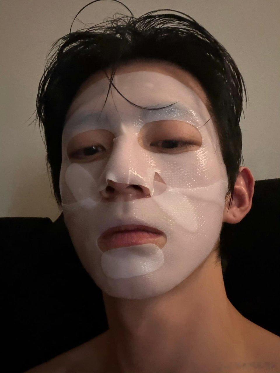 赖伟明饭撒一下子社死一辈子赖伟明的饭撒太真实了！嚼着饭还不忘帮忙提箱子，不刻意不