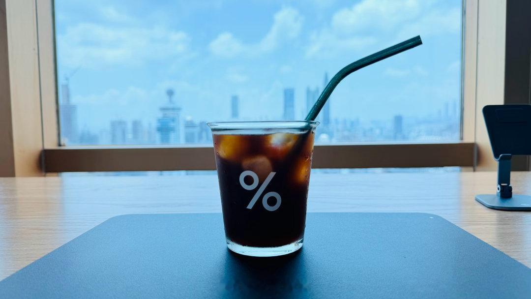 中午起床先来一杯比我命还苦的冰美式，下午努力学摄影。黑咖啡coffee美式咖啡冰