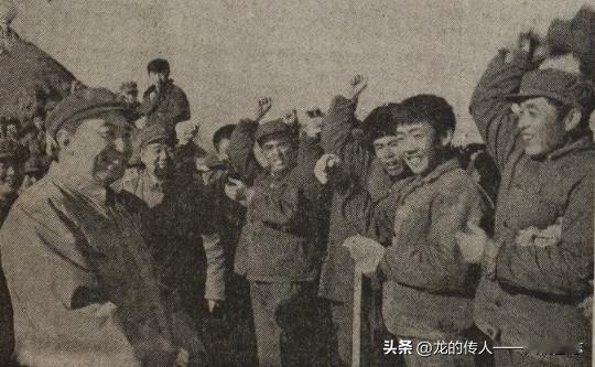 华国锋亲切会见在密云水库工地参加劳动的群众。