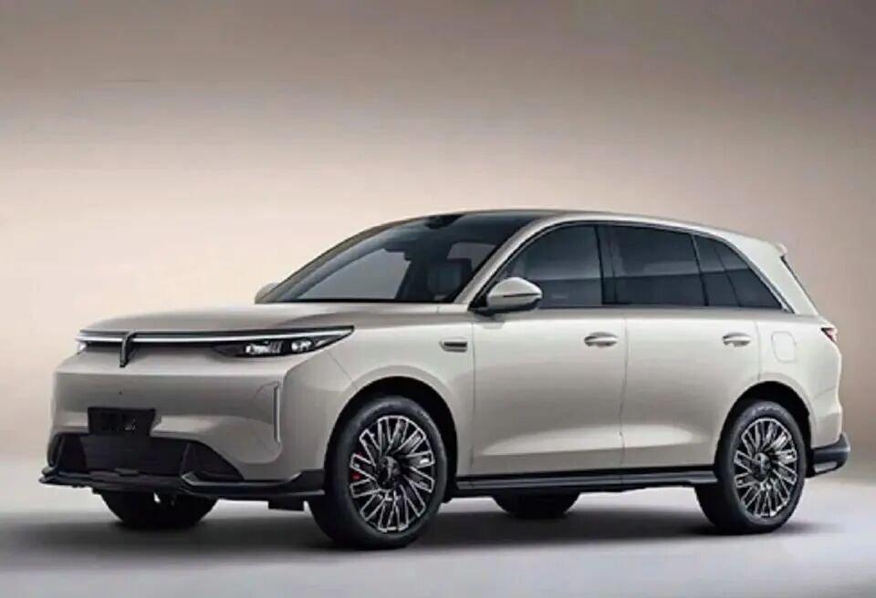 魏牌V8X搭载超级Hi4混动系统，馈电油耗表现优异，续航能力扎实，没有家充也能轻