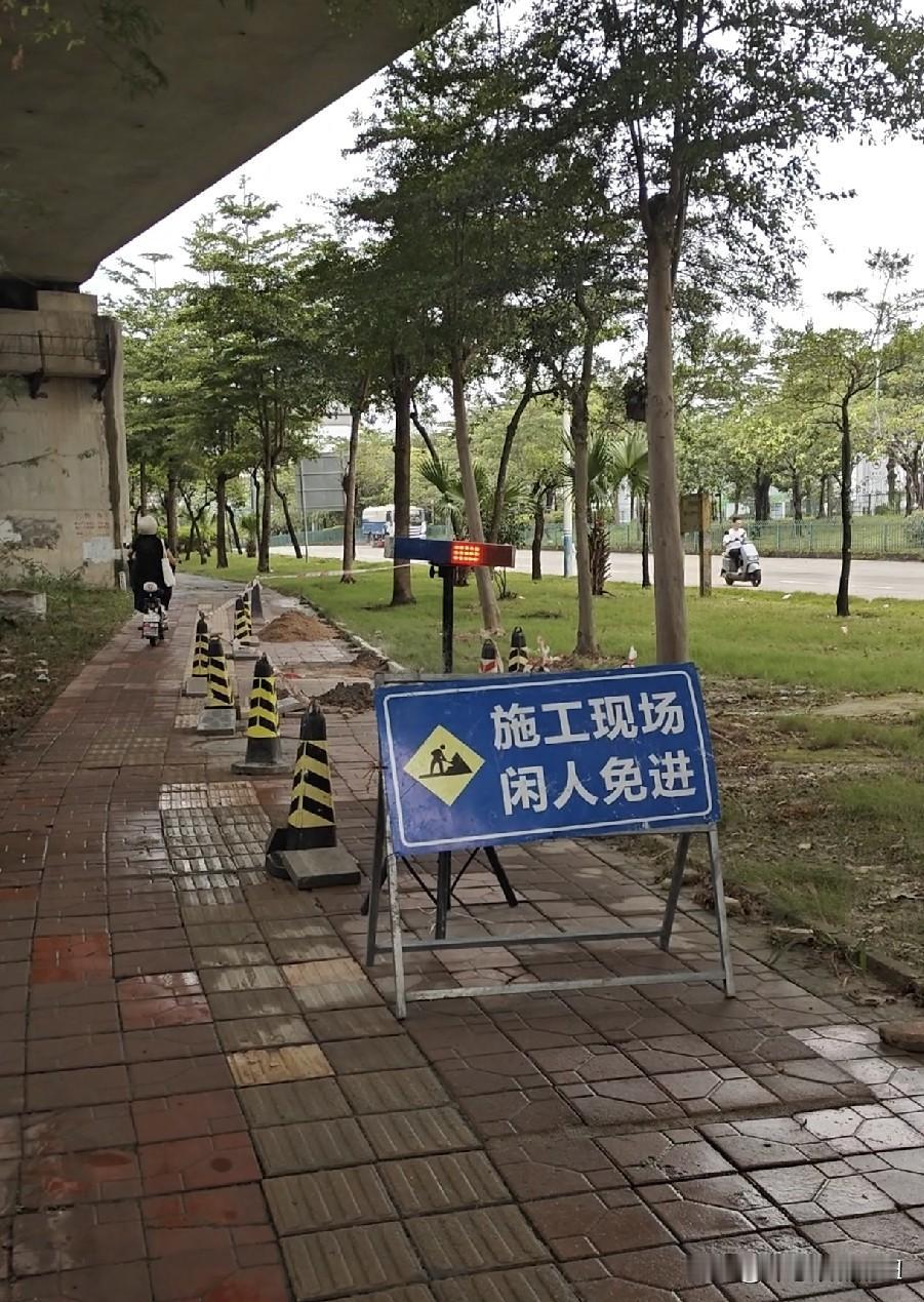 大亚湾这条人行道开始维修施工了。
前不久，这条大亚湾通往深圳的人行道很多都是坑坑