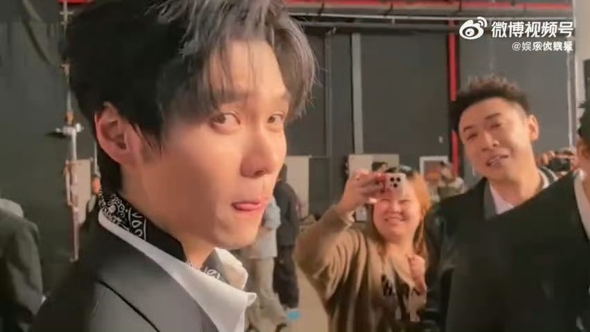 左凌峰掀桌了 猛男掀桌名场面太绝！动作干脆利落，自己绷着脸超认真，旁边人笑开花，