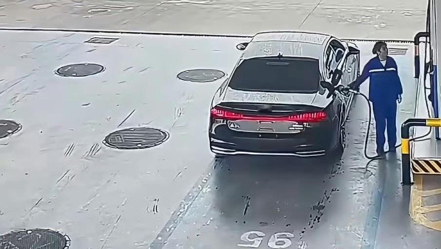 奥迪逃单加油站员工垫付4天工资开豪车耍无赖，加完油直接跑路，还是没有车牌的车，摆
