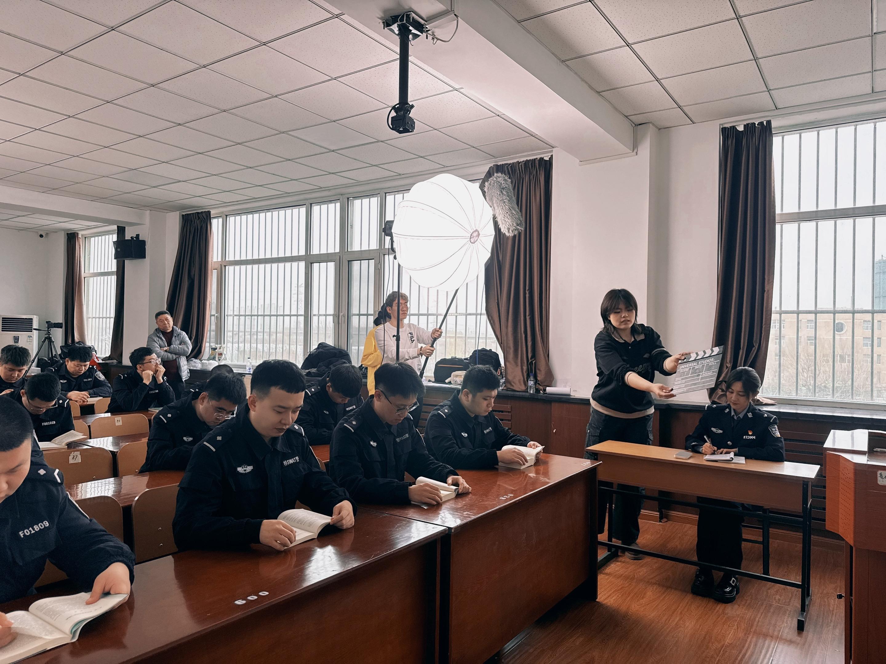 杀青了 《逆暗逐光》杀青大吉🎆 江裕 | 张老师一人饰演双角 这一章...