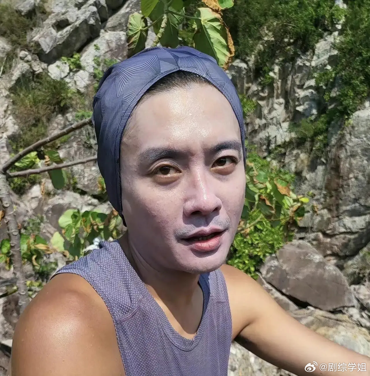 黄宗泽这样抹防晒霜，也不知道是对还是不对。 ​​​