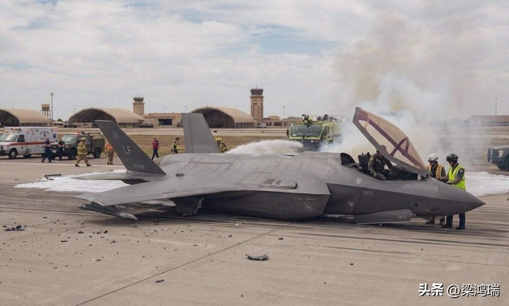 CNN突发新闻： 一架疑似遭伊朗炮火袭击的美国F-35战机紧急迫降。这架美国F-