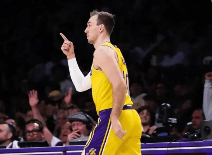 湖人102-104落后，最后5.4秒，斯玛特边线发球，詹姆斯向内跑动带动两名魔术