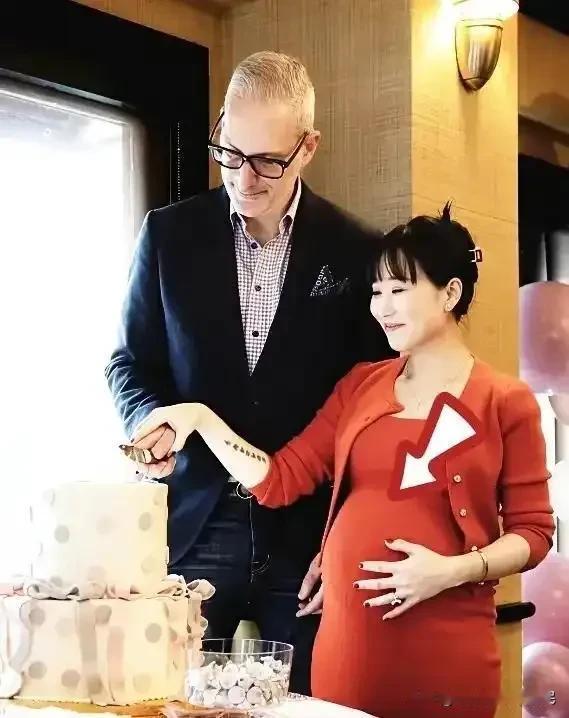 陪读妈妈怀72岁外教的娃，国内老公累死挣钱养家！这事太扎心
 
说个真事儿，扎心