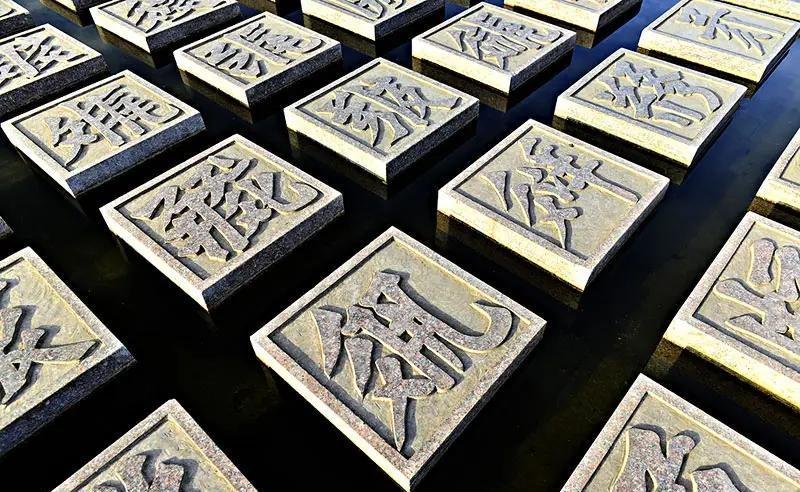 1987年，甘肃一位农民偶然在山洞中，发现了一本“天书”，书上的字无人能懂。
