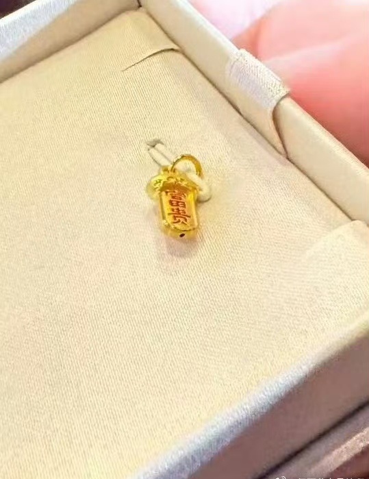 成毅天地剑心送的是真黄金富贵剑啊，富贵少爷就是阔绰。看天地剑心，享大富大贵[送花