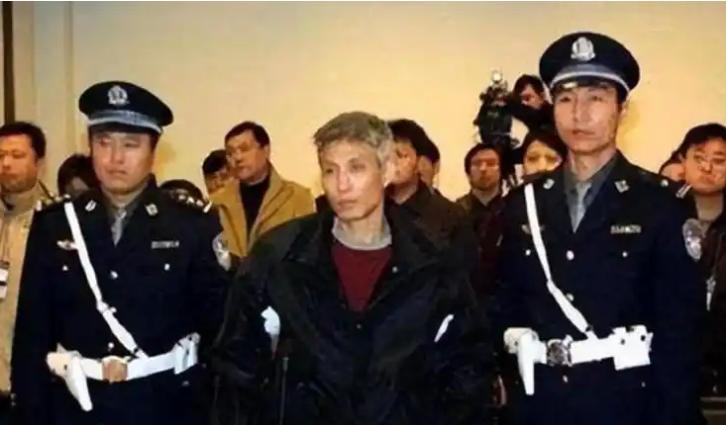 2003年，刘涌被押赴刑场前表现得很平静，苦笑着看了一眼妻子，拒绝了换新衣服的要