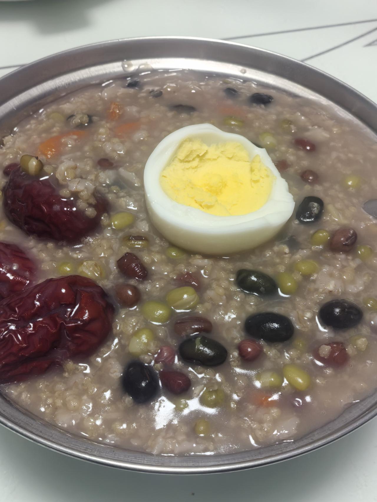 《素食斋》第68天
今天自熬八宝粥，
午餐素食特色面。
感觉自己很划算，
菜多无