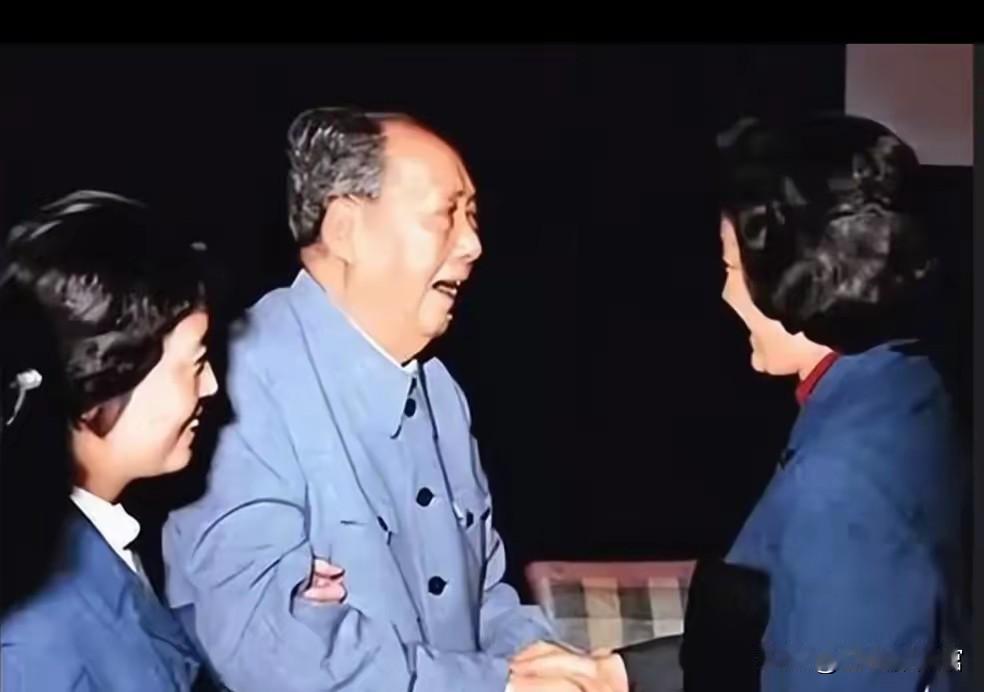 这张照片记录的是1971年毛泽东主席与他的英语教师章含之握手交谈的珍贵瞬间。