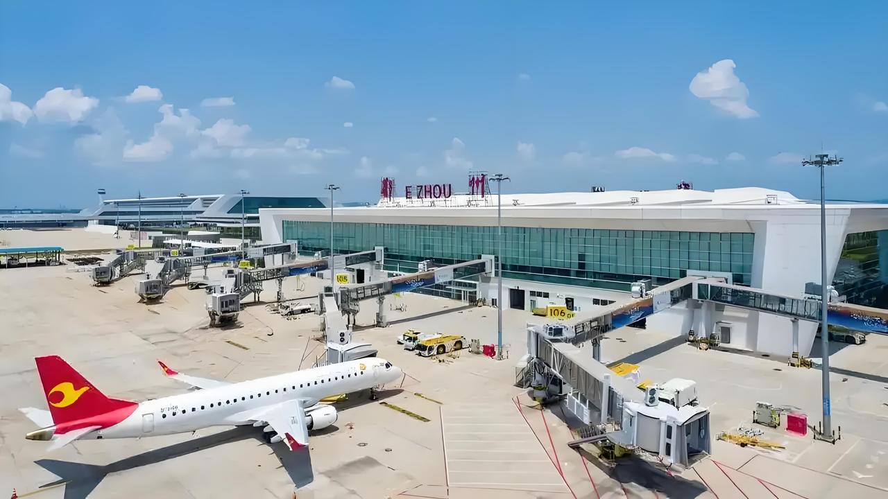 花湖机场真的太牛了，它的空中飞网越织越大，直接拉近中部地区和世界各地的距离。就说